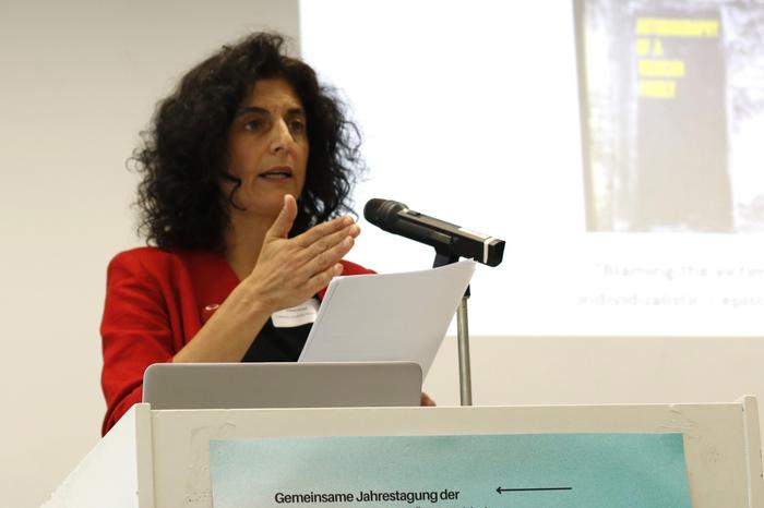 Isabel Awad bei ihrer Keynote zum Thema "Challenging othering in journalism (research): Beyond good intentions"