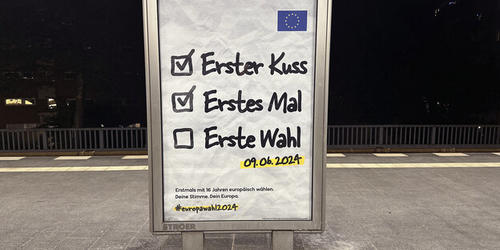 Werbung der EU zur Europawahl 2024 in einem Bahnhof in Berlin