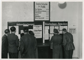 Studierende vor dem schwarzen Brett in der Deutschen Hochschule für Politik, 1949